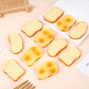 ของเล่นอาหารจิ๋วขนาด 4 ซม.: ขนมปังปิ้งจิ๋วแบบแข็ง โมเดลขนมปังจำลองขนาดเล็ก จี้อาหารจำลองแสนสนุก - Product Image 1