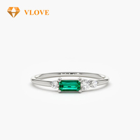 Bague en or massif 14 carats avec émeraude naturelle et accent de diamant de laboratoire, bande fine en or jaune, style East West