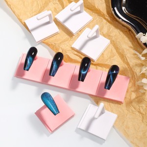 Base de Plástico Blanca y Rosa para Práctica de Arte de Uñas, Almacenamiento de Uñas Largas con Purpurina, para la Creación y Fijación de Puntas de Uñas - Product Image 1