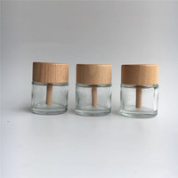 Bouteille diffuseur en verre de 50ml d'arôme de parfum d'huile essentielle avec le bâton et le chapeau en bois