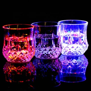 Gobelets lumineux à LED activés par l'eau, gobelets en forme d'ananas, accessoires pour bar, karaoké, cheerleading - Product Image 1