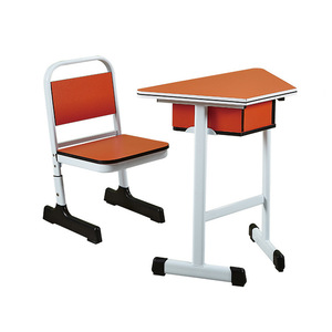 Conjunto de escritorio y silla para estudiantes Qi Sai, con superficie de madera, estructura metálica y altura ajustable, para uso en escuelas secundarias. - Product Image 3