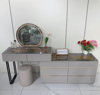 Ensemble coiffeuse moderne en bois blanc avec éclairage, tiroirs de rangement irréguliers et chaise de maquillage pour salle de bain, chambre et maison