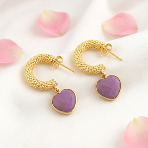 Pendientes minimalistas de aro con forma de corazón en turquesa púrpura, de latón macizo chapado en oro de 18k, con textura de malla de diseño. - Product Image 2