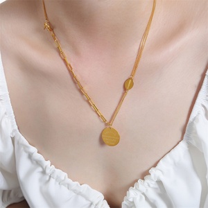 Collar de la Reina Isabel, Joyería con Doble Cadena y Grabado Redondo - Product Image 3