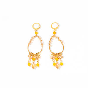 Boucles d'oreilles pendantes tendance en acier inoxydable 316L plaqué or PVD, durables et résistantes, style chandelier à perles jaunes - Product Image 1
