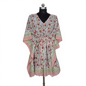 Vestido Kaftán Midi Informal para Mujer, Hecho a Mano en India, de Algodón Transpirable y Lavable, con Estampado Floral Vintage Romántico, Cuello en V, Corte Ajustado y Natural - Product Image 1