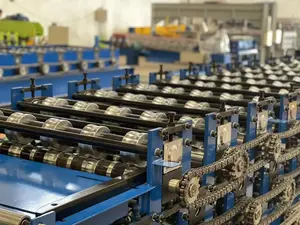 Petit pain de panneau de feuille de toit en métal de tuile vitrée de trois couches formant la machine d'usine en Chine