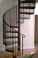 Escalier en colimaçon intérieur facile à installer, avec barres verticales rondes et marches en bois de chêne