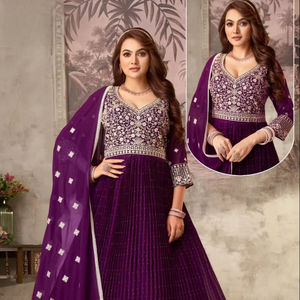 Vestido Anarkali Morado de Diseñador para Mujer con Bordado Intenso y Dupatta, Traje Tradicional para Bodas y Fiestas - Product Image 1