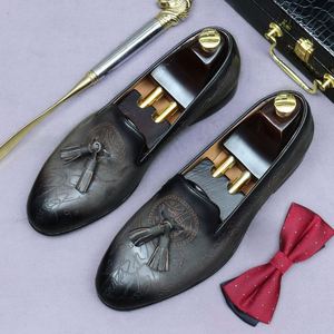 Chaussures décontractées pour hommes, style mocassins rétro à lacets, en cuir pleine fleur, légères, respirantes, antidérapantes, avec patchwork et pompons, idéales pour les fêtes. - Product Image 1