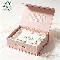 Boîte cadeau rigide rose à couvercle magnétique CMYK, emballage en carton rigide imprimé brillant pour jouets, artisanat, œuvres d'art, perruques avec doublure en satin