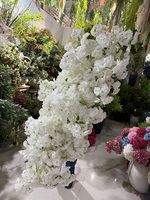 Dekorasi Tangga Acara Pernikahan Desain Floral Bunga Sakura Putih Buatan untuk Lorong