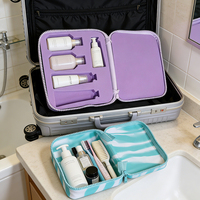Boîte d'emballage personnalisée OEM en silicone pour trousse de toilette avec doublure en éponge, sac de beauté en silicone pour kits de voyage de marque