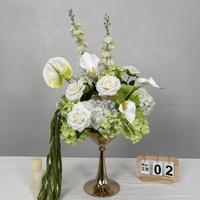 Elegante Ramo de Flores Artificiales Mixtas en Verde y Blanco con Amaranto Colgante, Centro de Mesa Floral para Decoración de Mesa de Recepción de Bodas