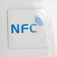 Étiquettes adhésives RFID NFC 13,56 MHz sur mesure (puces TAG213/TAG215/TAG216) étanches pour la traçabilité des cartes de visite et des produits intelligents