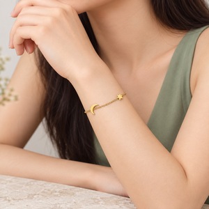 สร้อยข้อมือรูปพระจันทร์และดาว สแตนเลสสตีล ชุบทอง 14K ด้วยระบบสุญญากาศ น้ำหนัก 3.7 กรัม - Product Image 4
