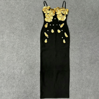 Robe de soirée élégante pour femmes, noire, à fines bretelles, avec un grand motif floral 3D brillant sur la poitrine, idéale pour les soirées formelles et les bals.