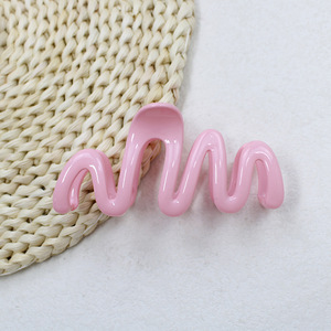Venta al por mayor de fábrica caliente 10cm resina mujeres pelo ondulado garra moda caramelo colores chica accesorios para el cabello deconación ornamento - Product Image 6