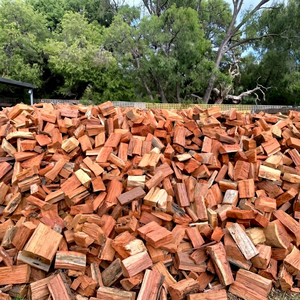 Meilleure offre de bois de chauffage Ironbark en vrac sur mesure, bois fendu pour poêle domestique et feu de camp / Bois de chauffage Ironbark fendu - Product Image 1