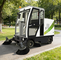 Mini balayeuse électrique à quatre roues avec bras robotique télescopique, équipée d'une pompe à moteur, d'un engrenage, d'un réservoir d'eau, d'un bac à déchets et de 4 moteurs de nettoyage