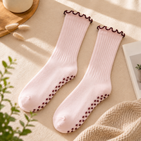 Chaussettes de Pilates personnalisées haut de gamme à faible MOQ, avec logo OEM, en coton, antidérapantes pour le yoga, chaussettes de sport avec broderie, pour jeunes