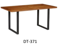 Table à manger en bois massif à bords naturels avec pieds en métal, design moderne style ferme, mobilier de maison pour salle à manger