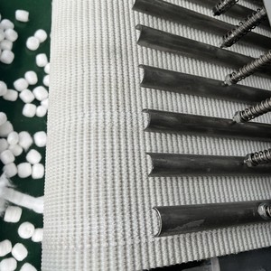 Beyaz çim desen konveyör bant | Eğimli besleme ve eğim taşıma için gıda ve tahıl ambalaj Anti kayma kemer - Product Image 1