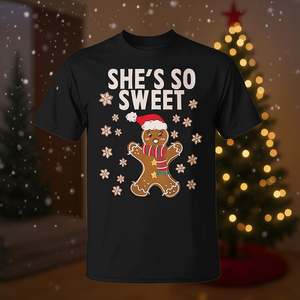 T-shirt de Noël pour couple avec motif de bonhomme en pain d'épices « She's So Sweet » - Product Image 3