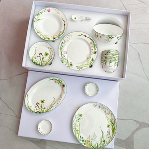 Lot de 41 pièces de vaisselle de luxe en porcelaine fine de style européen et assiettes de présentation en porcelaine pour la maison - Product Image 6