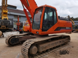 Excavatrice sur chenilles Doosan DH300-7 d'occasion, modèle 2022, 30 tonnes, excellent état, pompe hydraulique et engrenages testés et inspectés - Product Image 3