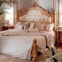 Elegantes französisches Luxus-Kingsize-Bett mit geschnitztem Holz und gepolstertem Kopfteil, Vintage-Master-Schlafzimmermöbel