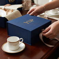 Boîte magnétique bleu marine personnalisable avec logo, conteneur rigide haut de gamme avec doublure en tissu satiné pour service à thé en céramique, vente en gros
