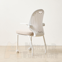 Chaise de bureau ergonomique moderne Kanto avec dossier en maille respirante, accoudoirs réglables et roulettes hybrides pour une assise stable