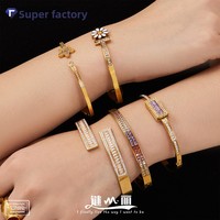 Bracelets manchette empilables éblouissants ornés de CZ | Bracelets ouverts en forme d'étoile de marguerite plaqués or |   Bijoux de poignet pour femmes, à combiner et à assortir