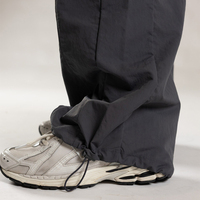 Maßgefertigte Übergroße Trainingshose für Damen 100% Nylon Verstellbarer Bungee-Saum Plissierte Knie Y2K Streetwear Parachute Gym Casual Sweatpants
