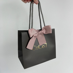 Sacs cadeaux personnalisés imprimés avec logo doré et nœud en ruban gros-grain - Sacs shopping de luxe pour cosmétiques - Product Image 1