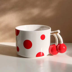 Mug en céramique de style créatif pour café et thé / Mug avec poignée en or et canneberge rouge pour les fêtes ou l'usage domestique - Product Image 2