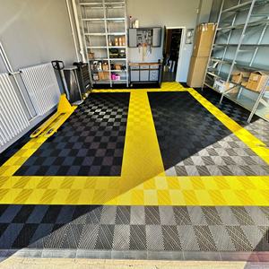 Carreaux de sol de <span class=keywords><strong>garage</strong></span> à emboîtement en PP tapis de sol ventilés modulaires en PVC <span class=keywords><strong>dalle</strong></span> de <span class=keywords><strong>vinyle</strong></span> pour magasin de lavage de voiture entrepôt salle d'exposition - Product Image 5