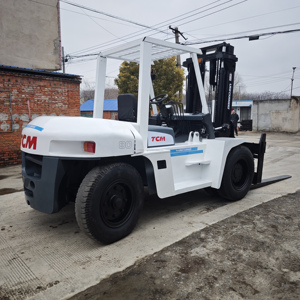 En stock, disponible à bas prix : Chariot élévateur TCM 90 % neuf, modèles TCM 80, 70, 50, 8 tonnes, 7 tonnes, 5 tonnes, avec mât à 2 ou 3 étages et déplaceur latéral. - Product Image 6