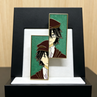 Épinglette personnalisée en émail dur, rectangulaire verticale, avec personnage d'anime garçon et fond vert pailleté