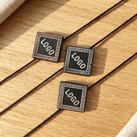 Attaches de luxe personnalisées en feuille d'or pour étiquettes volantes, étiquettes de prix en plastique, cordons de suspension pour vêtements et accessoires vestimentaires avec LOGO en relief