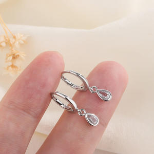 Bijoux en gros, boucles d'oreilles pendantes fines en or plaqué 18 carats, mini goutte d'eau, zircone - Product Image 3