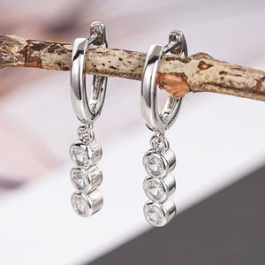 Orecchini a Cerchio Geometrici con Zirconi per Donne, Gioielli Minimalisti per Uso Quotidiano - Product Image 2
