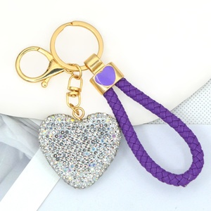 Portachiavi a Forma <span class=keywords><strong>di</strong></span> Cuore Bifacciale in Lega <span class=keywords><strong>di</strong></span> Zinco con Strass e Cinturino in Pelle, <span class=keywords><strong>Regalo</strong></span> per Coppie, Ciondolo per Zaino da Donna - Product Image 4