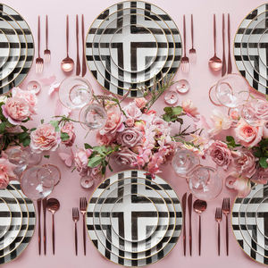 <span class=keywords><strong>Vaisselle</strong></span> <span class=keywords><strong>de</strong></span> mariage <span class=keywords><strong>de</strong></span> luxe en porcelaine fine ensemble d'assiettes noires Crossroads Lines avec bordure dorée gravée pour événements et restauration - Product Image 4