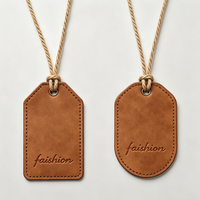 Étiquettes suspendues personnalisées en cuir PU avec logo gaufré, multicolores, pour vêtements, avec cordon en coton, fourniture directe d'usine