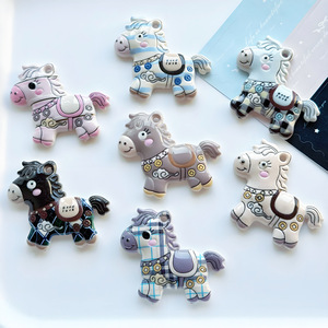 Zili Bestseller Ciondoli in Acrilico Flatback per Capodanno Cinese Anno del Cavallo, Accessori Cartoon per Cinghie Telefono, Decorazioni Fai da Te per Scarpe - Product Image 1