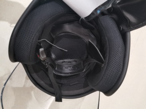 Casco con visiera in ABS con rivestimento in tessuto con griglia in metallo - Product Image 2