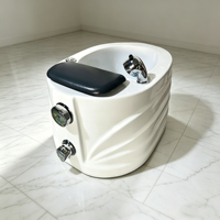 Fauteuil de pédicure professionnel de luxe pour salon, avec cuve acrylique profonde, fonction bain d'huile, lampe LED et système de jets sans conduites pour massage des pieds et des ongles.